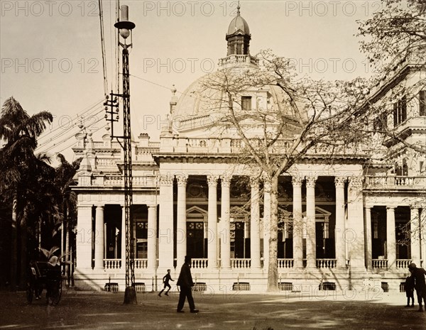 Head office of the Hong Kong and Shanghai Bank. The second head office of the Hong Kong and Shanghai Banking Corporation Ltd., built in 1886 with a portico and octagonal dome. Hong Kong, China, circa 1903. Hong Kong, Hong Kong, China, People's Republic of, Eastern Asia, Asia.