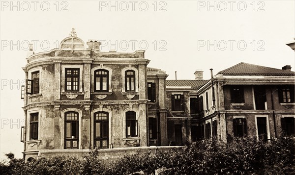 Peak Hospital in Hong Kong. Exterior view of the south side of Peak Hospital, a two-storey, stuccoed building with a curved facade its left wing. Hong Kong, China, circa 1905. Hong Kong, Hong Kong, China, People's Republic of, Eastern Asia, Asia.