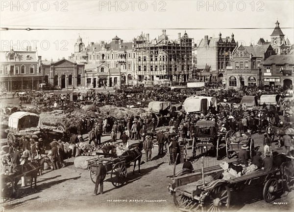 Open-air market in Johannesburg. Crowds throng an open-air market in Johannesburg. Johannesburg, South Africa, circa 1903. Johannesburg, Gauteng, South Africa, Southern Africa, Africa.
