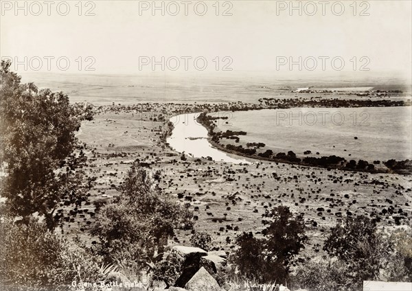 The battlefield at Colenso. View of the Tugela River at Colenso, a battlefield of the Second Boer War (1899-1902), where General Louis Botha (1862-1919), leading the Transvaal Boers, defeated the British under General Redvers Buller (1839-1908) on 15 December 1899. Colenso, Natal (KwaZulu-Natal), South Africa, circa 1903. Colenso, KwaZulu Natal, South Africa, Southern Africa, Africa.