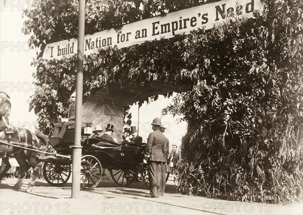 Lord Selbourne arrives in Pretoria. Lord Selbourne, the newly-appointed High Commissioner for South Africa, arrives for an official reception in Pretoria. He rides in a carriage beneath a decorative arch that reads: 'I build a Nation for an Empire's Need'. Pretoria, South Africa, 5 May 1905. Pretoria, Gauteng, South Africa, Southern Africa, Africa.
