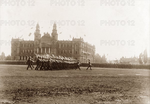 Ceremonial parade for Lord Selbourne. British troops perform a ceremonial parade outside the Council Chamber in Pretoria, to welcome Lord Selborne, the newly-appointed High Commissioner for South Africa. Pretoria, South Africa, May 1905. Pretoria, Gauteng, South Africa, Southern Africa, Africa.