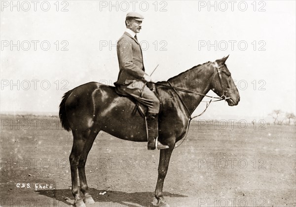 Baden-Powell on horseback. Profile shot of the newly promoted Major General Robert Baden-Powell on horseback, shortly after the Siege of Mafeking (1899-1900). Mafeking (Mafikeng), South Africa, 1 June 1900. Mafikeng, North West (South Africa), South Africa, Southern Africa, Africa.