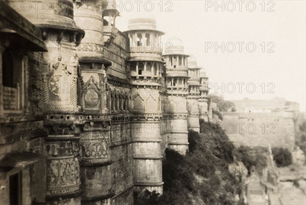 The outer wall of Gwalior Fort. View of the intricately carved outer wall belonging to the 15th century Gwalior Fort. The wall runs for a length of three kilometres and is punctuated with a series of watchtowers. Gwalior, Central Provinces and Berar (Madhya Pradesh), India, circa 1927. Gwalior, Madhya Pradesh, India, Southern Asia, Asia.