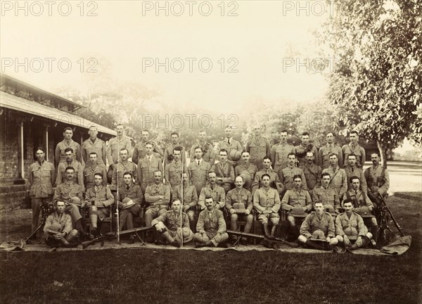 School of Musketry at Pachmarhi, India. Trainee British musketeers pose for a group portrait with their rifles outside the School of Musketry at Pachmarhi. Pachmarhi, Central Provinces and Berar (Madhya Pradesh), India, November 1916., Madhya Pradesh, India, Southern Asia, Asia.