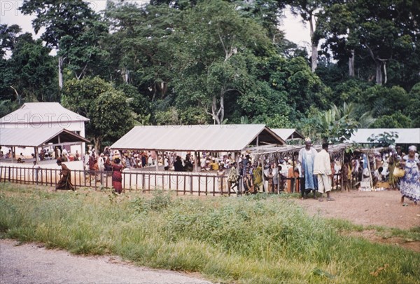 Roadside market in Asante. A bustling outdoor market on the road between Kumasi and Ofinso. Asante, Ghana, circa May 1959., Ashanti, Ghana, Western Africa, Africa.