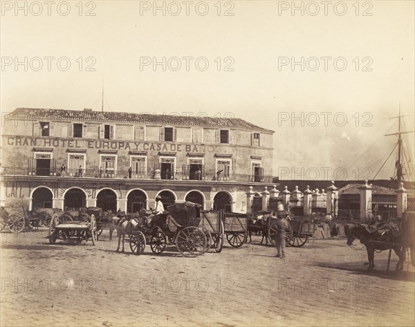 Gran Hotel Europa, Cuba. Horse-drawn wagons and carts pull up on a cobbled road outside the Gran Hotel Europa. Cuba, circa 1910. Cuba, Caribbean, North America .