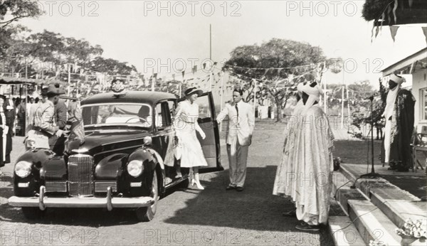Princess Mary arriving at a school opening. Princess Mary, Countess of Harewood, is greeted by Alhajn Isa Kaila (Minister of Education) and Ahmadu Bello (Sardauna of Sokoto) as she arrives for the official opening ceremony of Queen Elizabeth Girls' School. Ilorin, Nigeria, 21 November 1957. Ilorin, Kwara, Nigeria, Western Africa, Africa.
