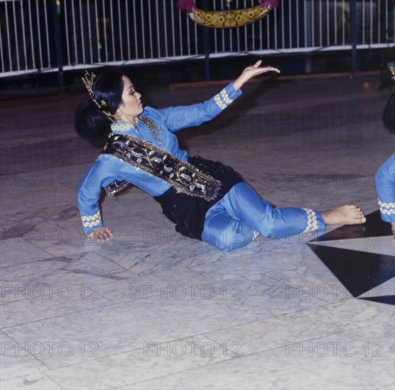 Malaysian dancer at cultural festival. A female dancer in Malaysian costume performs at a cultural festival held at the Commonwealth Institute. London, England, circa 1985. London, London, City of, England (United Kingdom), Western Europe, Europe .