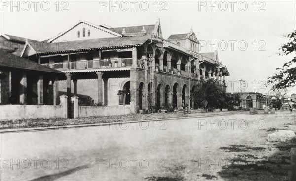Hotel Metropole, Mombasa. View of the Hotel Metropole, a grand, colonial-style building featuring an arched veranda and a balcony. Mombasa, British East Africa (Kenya), 1911. Mombasa, Coast, Kenya, Eastern Africa, Africa.