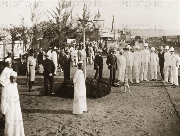 Welcome party for Winston Churchill. African and European officials await the arrival of Winston Churchill at Kisumu railway station, where Kenyan Police prepare a Guard of Honour. Kisumu, Kenya, 1907. Kisumu, Nyanza, Kenya, Eastern Africa, Africa.