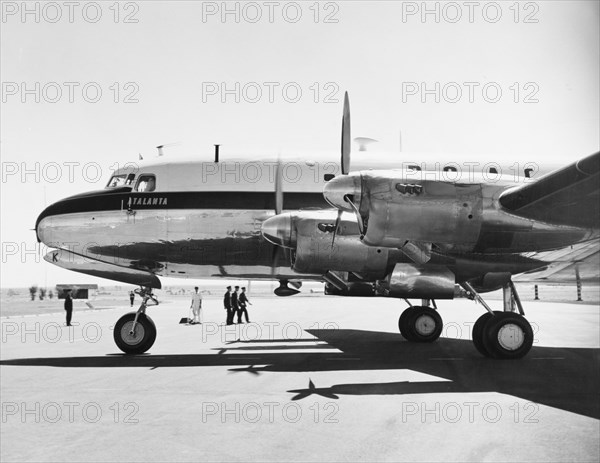 The royal plane arrives in Nairobi. A passenger plane carrying Princess Elizabeth and the Duke of Edinburgh arrives at Eastleigh Aiport. Nairobi, Kenya, February 1952. Nairobi, Nairobi Area, Kenya, Eastern Africa, Africa.