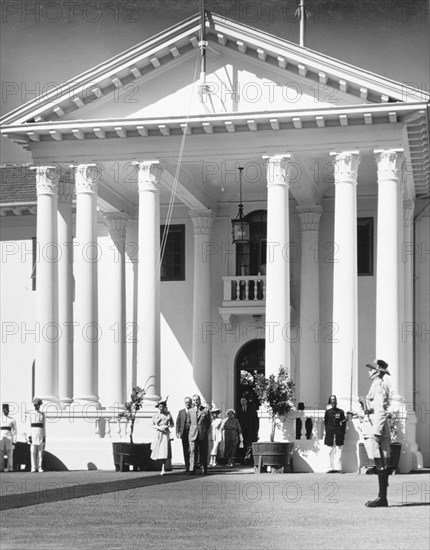 The royal couple leave Government House. Princess Elizabeth and the Duke of Edinburgh leave Government House following an official reception to start their royal tour of Kenya. Nairobi, Kenya, February 1952. Nairobi, Nairobi Area, Kenya, Eastern Africa, Africa.