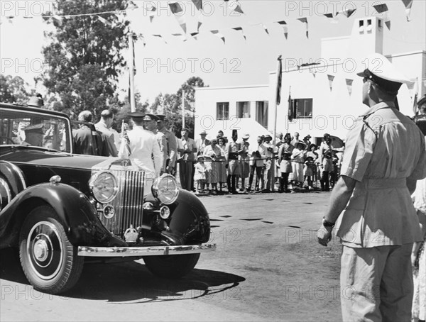 The Duke of Edinburgh at the Kenya Regiment headquarters. The Duke of Edinburgh arrives by car at the Kenya Regiment headquarters, where he is greeted by crowds of well-wishers. Nairobi, Kenya, February 1952. Nairobi, Nairobi Area, Kenya, Eastern Africa, Africa.