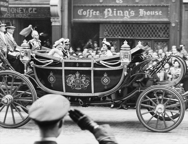 King George VI travels through London. King George VI passes crowds of well-wishers on Fleet Street as he rides through the streets of London in a royal carriage, accompanied by Queen Mary and Princess Margaret, on his way to open the Festival of Britain. London, England, May 1951. London, London, City of, England (United Kingdom), Western Europe, Europe .