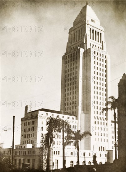 Los Angeles City Hall. View of Los Angeles City Hall, a 454 feet high building designed by British-born architect John Parkinson (1861-1935). The distinctive pyramid-top is influenced by the Mausoleum of Maussollos, the tomb of a satrap of the Persian Empire constructed between 353 to 350 BC. Los Angeles, United States of America, circa 1930. Los Angeles, California, United States of America, North America, North America .