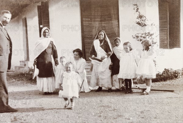 British children holidaying in Mussoorie. Young British children in the care of Indian ayahs (nursemaids), whilst holidaying with their parents at the hillstation of Mussoorie. Mussoorie, India, 1907. Mussoorie, Uttaranchal, India, Southern Asia, Asia.
