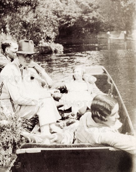 Punting during May Week, Cambridge. A group of friends relax in a punt on the banks of the River Cam during May Week, the celebratory week at the end of the academic year at Cambridge University. Cambridge, England, 1929. Cambridge, Cambridgeshire, England (United Kingdom), Western Europe, Europe .