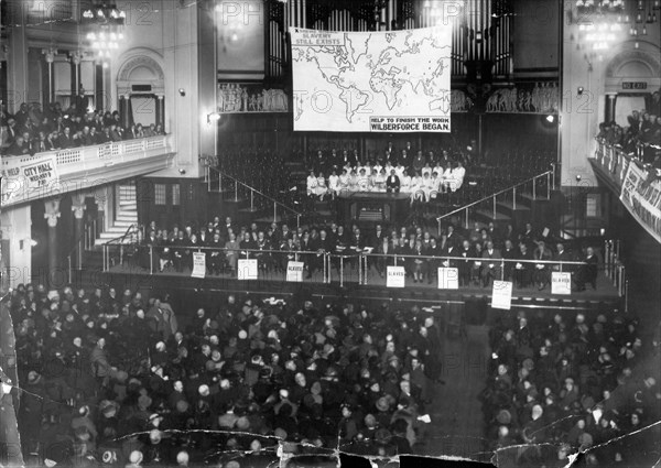 Anti-slavery meeting, Hull. English anti-slavery campaigners pack out a theatre in Hull for a campaign meeting. A banner displayed above the stage reads: 'Help to Finish the Work Wilberforce Began'. Kingston upon Hull, England, circa 1925. Kingston upon Hull, Humberside, England (United Kingdom), Western Europe, Europe .