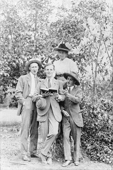 Denys Finch-Hatton with friends . Four European friends pose for an informal portrait outdoors. An original caption identifies them as (left to right): Denys Finch-Hatton, Jack Pixley, Lady Colvile and Tich Miles. Probably Kenya, circa 1914., Kenya, Eastern Africa, Africa.