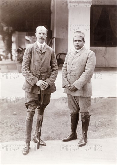 Governor of Madras and Elaya Rajah of Nilambur. Sir Arthur Lawley, Governor of Madras, poses with the Elaya Rajah (heir apparent) of Nilambur at Edakkara lodge. Sir Arthur Lawley visited Edakkara to attend a hunting expedition in the Nilgiri Hills with the Elaya Rajah. Edakkara, Malabar District (Kerala), India, March 1908., Kerala, India, Southern Asia, Asia.