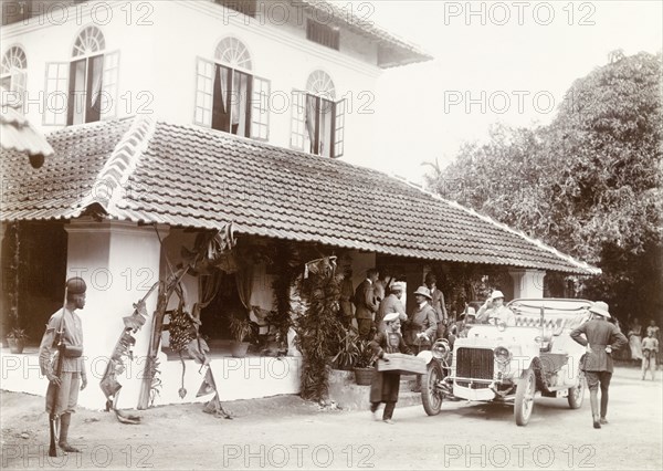 Sir Arthur Lawley bids farewell to the Elaya Rajah. Sir Arthur Lawley, Governor of Madras, shakes hands and bids farewell to the Elaya Rajah (heir apparent) of Nilambur on the steps of Edakkara lodge. Sir Arthur Lawley visited Edakkara to attend a hunting expedition in the Nilgiri Hills with the Elaya Rajah. Edakkara, Malabar District (Kerala), India, March 1908., Kerala, India, Southern Asia, Asia.