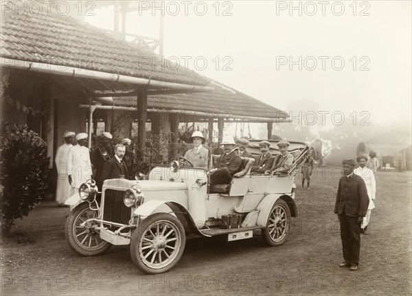 Governor of Madras departing Edakkara. Sir Arthur Lawley, Governor of Madras, and his touring party prepare to depart Edakkara lodge for Calicut (Kozhikode) in a Daimler car. Sir Arthur Lawley visited Edakkara to attend a hunting expedition in the Nilgiri Hills with the Elaya Rajah (heir apparent) of Nilambur. Edakkara, Malabar District (Kerala), India, March 1908., Kerala, India, Southern Asia, Asia.