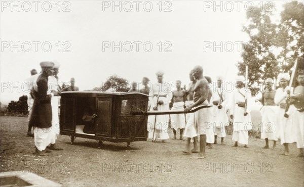 The Tirumalpad of Nilambur arriving by palanquin. The senior Tirumalpad of Nilambur arrives in a palanquin at a welcoming reception for Sir Arthur Lawley, the Governor of Madras. Sir Arthur Lawley was visiting Edakkara to attend a hunting expedition in the Nilgiri Hills with the Elaya Rajah (heir apparent) of Nilambur. Edakkara, Malabar District (Kerala), India, March 1908., Kerala, India, Southern Asia, Asia.