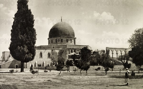 Dome of the Rock, Jerusalem. View of the southern side of the Dome of the Rock (also known as Mosque of Umar) situated on Temple Mount, an Islamic shrine dating back to the Umayyad dynasty (661-750). Jerusalem, British Mandate of Palestine (Israel), circa 1942. Jerusalem, Jerusalem, Israel, Middle East, Asia.