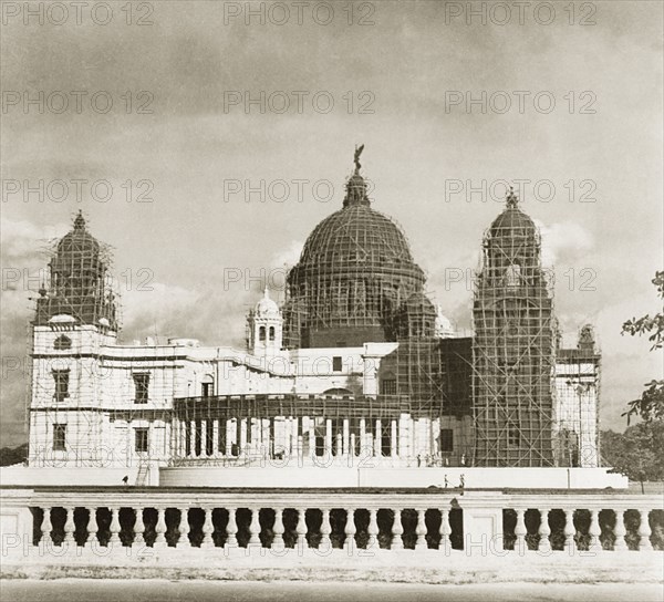 The Victoria Memorial in disguise, 1941. The Victoria Memorial is covered with bamboo scaffolding and painted with cow dung to obscure the monument from Japanese night bombers during World War II. Calcutta (Kolkata), India, circa 1941. Kolkata, West Bengal, India, Southern Asia, Asia.