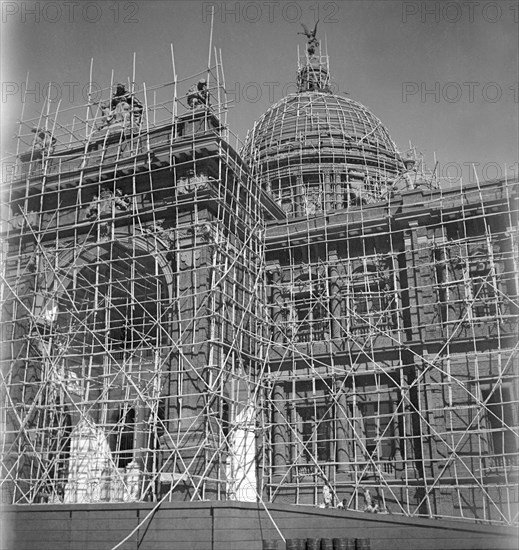 The Victoria Memorial in disguise, 1941. The Victoria Memorial is covered with bamboo scaffolding and painted with cow dung to obscure the monument from Japanese night bombers during World War II. Calcutta (Kolkata), India, circa 1941. Kolkata, West Bengal, India, Southern Asia, Asia.