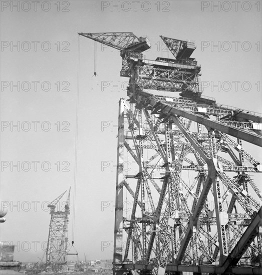 Howrah Bridge under construction. The Howrah Bridge under construction across the Hooghly River, linking the cities of Howrah and Calcutta. Construction of the bridge started in 1937 and was completed in 1943. Calcutta (Kolkata), India, November 1940. Kolkata, West Bengal, India, Southern Asia, Asia.