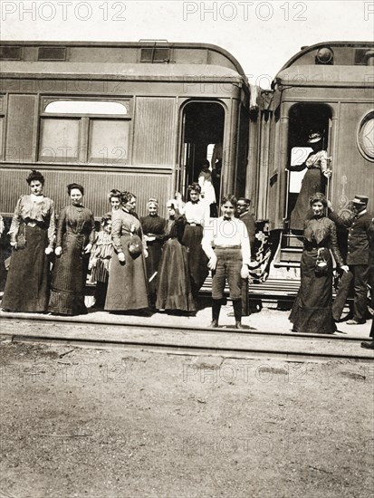 Passengers aboard Sunset Limited. Female and child travellers aboard the Sunset Limited passenger train pose for a portrait in front of the railway carriages. Benson, Arizona, United States of America, March 1902., Arizona, United States of America, North America, North America .