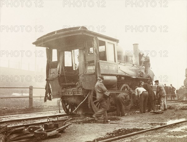 Repairing a steam locomotive, Canada. Railway workers attend to a steam locomotive after a railway incident on the Grand Trunk Railway line. Hamilton, Ontario, Canada, February 1902. Hamilton, Ontario, Canada, North America, North America .