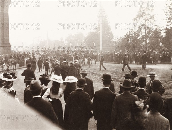 Departure of the Earl of Hopetoun. Crowds of people line the streets to watch the departure of the Earl of Hopetoun, the first Governor-General of Australia. Sydney, Australia, May 1902. Sydney, New South Wales, Australia, Australia, Oceania.
