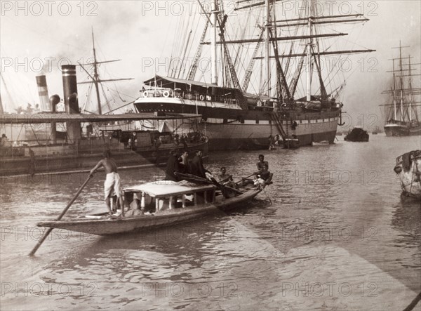 Calcutta docks, 1902. A variety of vessels including steamships, sail boats and canoes travel along the River Hooghly into Calcutta docks. Calcutta (Kolkata), India, December 1902. Kolkata, West Bengal, India, Southern Asia, Asia.