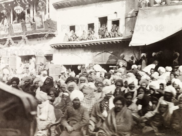 Spectators at the Coronation Durbar, 1903. Crowds of spectators gather on a Delhi street to catch a glimpse of the elaborate processions during the Coronation Durbar of Edward VII. Delhi, India, circa 1 January 1903. Delhi, Delhi, India, Southern Asia, Asia.