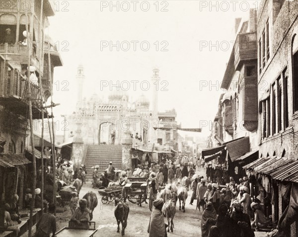 Sunehri Masjid, Lahore. View through the bustling streets of Kashmiri bazaar to the Sunehri Masjid (Golden Mosque), taken from the back of an elephant. Lahore, Punjab, India (Pakistan), 1903. Lahore, Punjab, Pakistan, Southern Asia, Asia.
