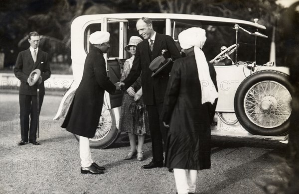Lord Irwin arriving at Prime Minister of Indore's palace. Lord Irwin, Viceroy of India, is greeted by Indian dignitaries as he disembarks from a Rolls Royce upon arrival at the Prime Minister of Indore's palace. Indore, Indore State (Madhya Pradesh), India, 2 August 1928. Indore, Madhya Pradesh, India, Southern Asia, Asia.