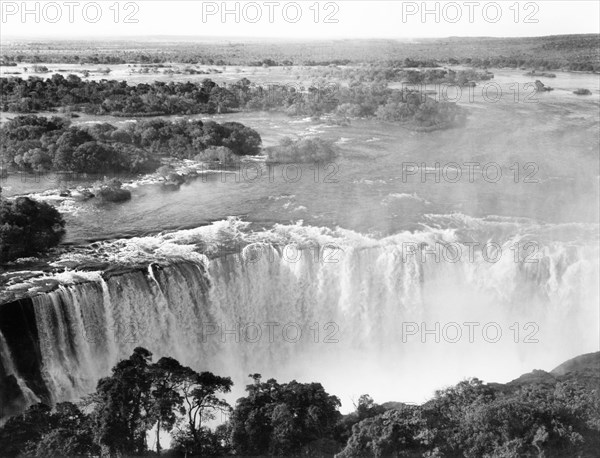 Victoria Falls, circa 1963. A government publicity shot of Victoria Falls, situated on the Zambezi River between modern-day Zambia and Zimbabwe and known locally as 'Mosi-oa-Tunya' or the 'smoke that thunders'. Matabeleland, Southern Rhodesia (Matabeleland North, Zimbabwe), circa 1963., Matabeleland North, Zimbabwe, Southern Africa, Africa.