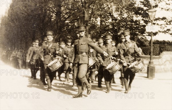 Officers Training Corps Band, Eastbourne. The Officers Training Corps Band from Eastbourne College parade through the streets of Eastbourne to the accompaniment of drums. Eastbourne, England, circa 1924. Eastbourne, Sussex, England (United Kingdom), Western Europe, Europe .