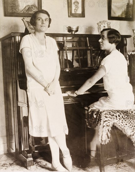 At the piano, Eastbourne. Portrait of two women at the piano in the drawing room of an English house. Eastbourne, England, 1929. Eastbourne, Sussex, England (United Kingdom), Western Europe, Europe .