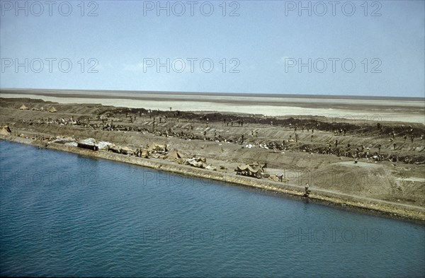 Maintenance work on the Suez Canal, 1958. Scores of indentured labourers carry out maintenance work on the banks of the Suez Canal, two years after the Suez Crisis of 1956. Suez, Egypt, 1958., Suez, Egypt, Northern Africa, Africa.