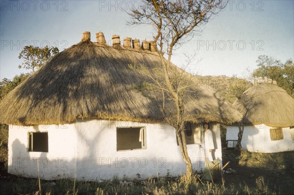 Sleeping quarters at Opotipot game camp. Thatched huts, sleeping quarters for visitors on safari at Opotipot game camp in Kotido. Opotipot, North Uganda, December 1958., North (Uganda), Uganda, Eastern Africa, Africa.