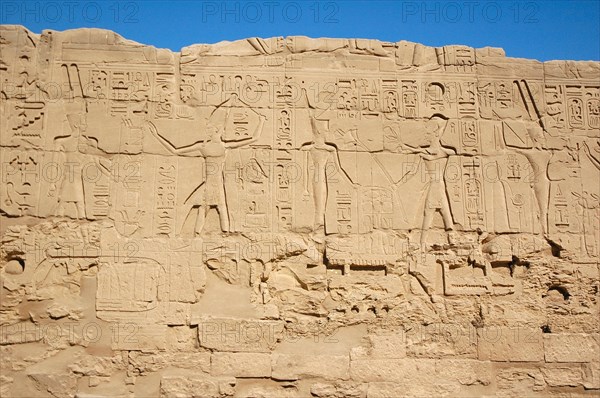 Pharaohs making offerings to Amun