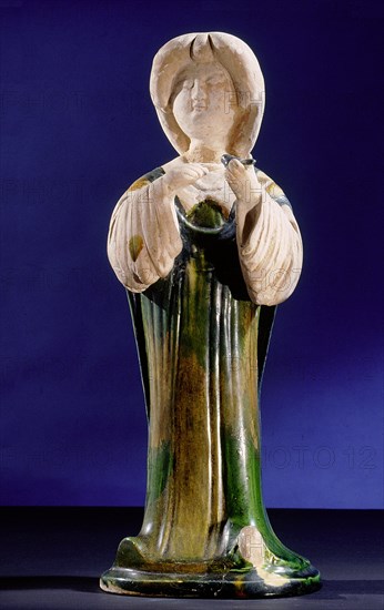 Pottery figure of a court lady holding a bird