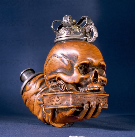 Memento Mori (Latin phrase meaning remember your mortality) in the form of a pipe