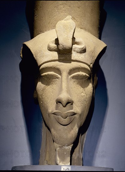 A colossal head of Amenhotep IV ( Akhenaton ) in the Double Crown