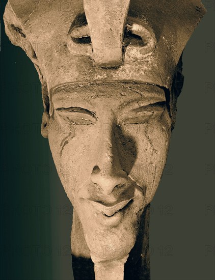 A colossal head of Amenhotep IV ( Akhenaton ) in the Double Crown