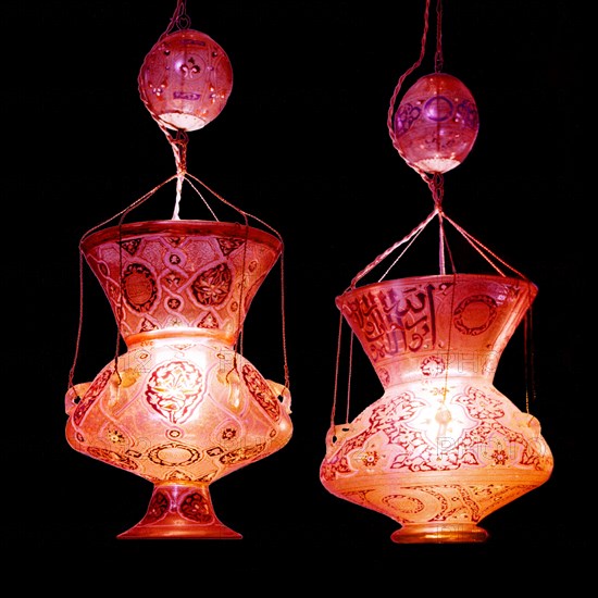Lamps and ovoid suspensions in enamelled glass